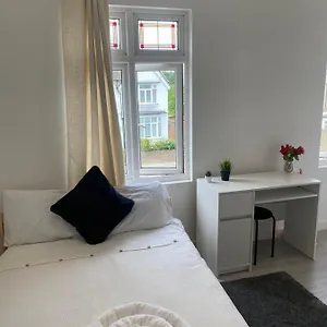 Modern Furnished Studio Homestay London